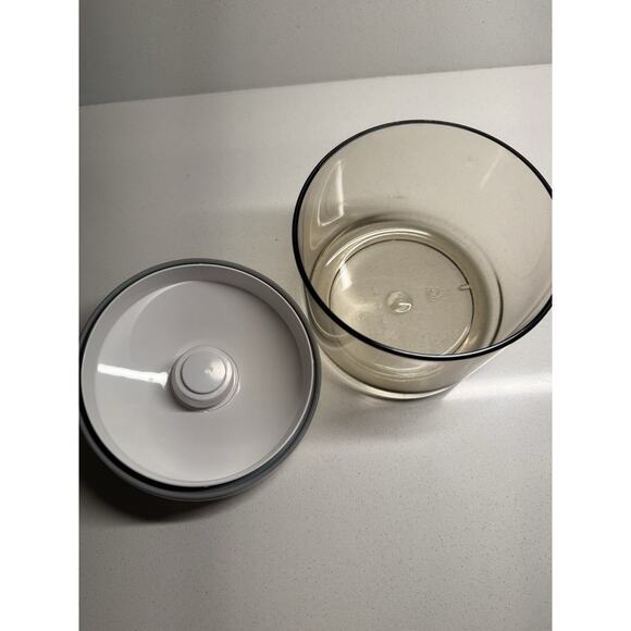 Snail Food Saver KY-134 Vacuum Seal Container 50 oz & Lid 6”D x 5-5/8”H Amber - Picture 3 of 6